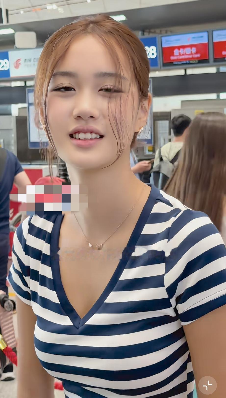 6月23日，钟丽缇的小女儿考拉现身机场，她才16岁却打扮很成熟，戴金项链、金戒指