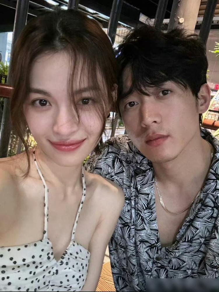 钟楚曦分手半年后，姚晨成了第三者。姚晨前脚官宣离婚，后脚脏水就泼到身上。说