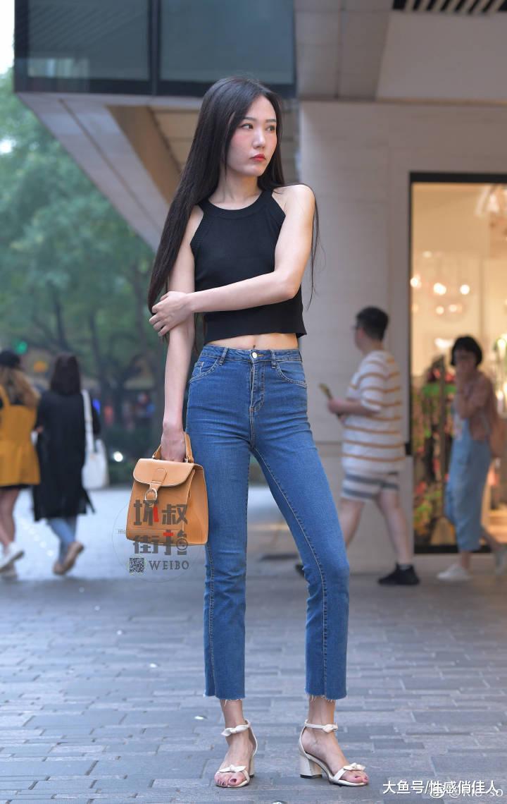 街拍: 简简单单也很美, 超短裤秀玉腿, 成熟女神魅力四射