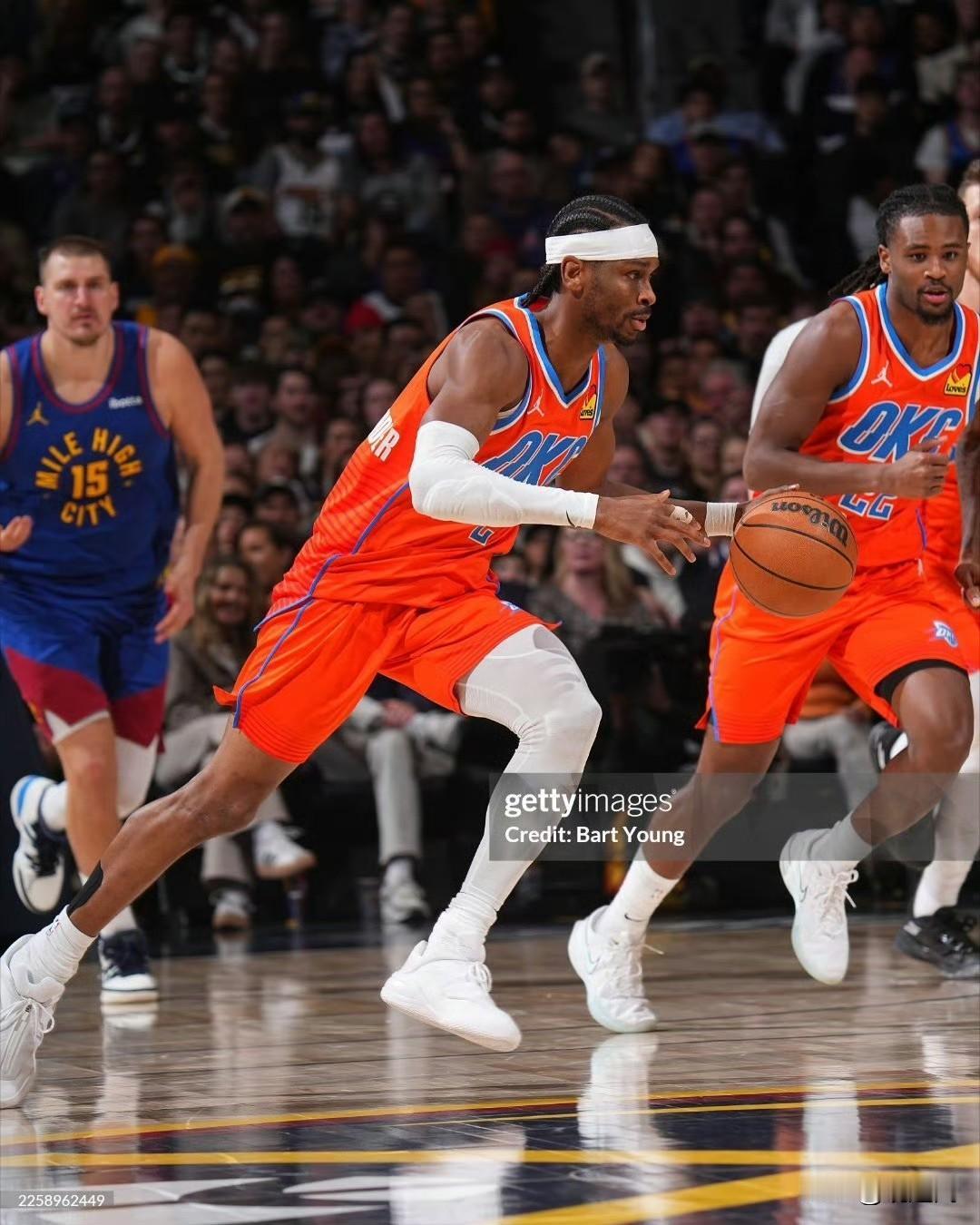 本赛季NBA总冠军归属基本明朗两大热门雷霆、尼克斯分揽7成与3成夺冠概率。客