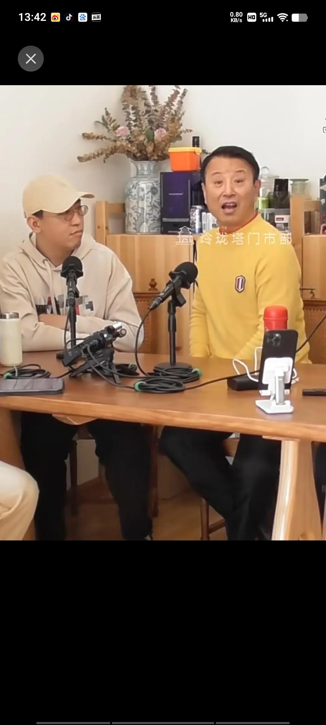 贾伦老师在接受一个采访时讲道，小时候，家里条件比较艰苦。在他六岁那年，有一回马季