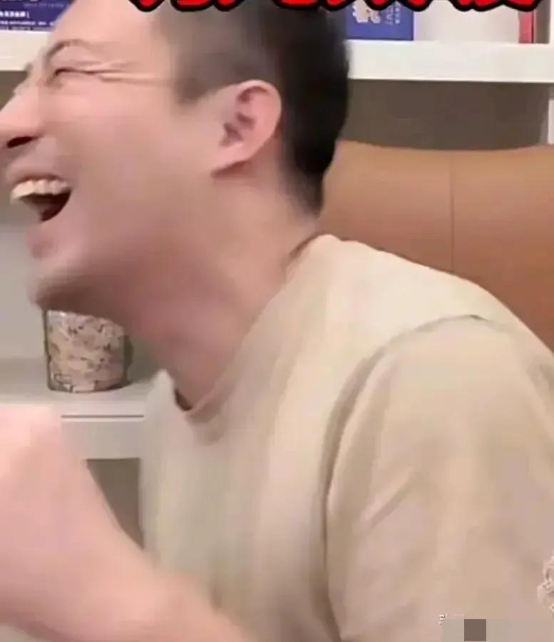 汪小菲儿女眼中的父亲，令人笑喷！汪小菲笑得特别开心，因为他收到女儿和儿子送给