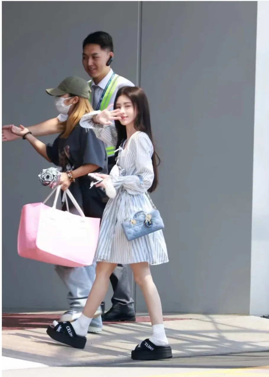 鞠婧祎，穿这么厚的鞋，还这么小巧。