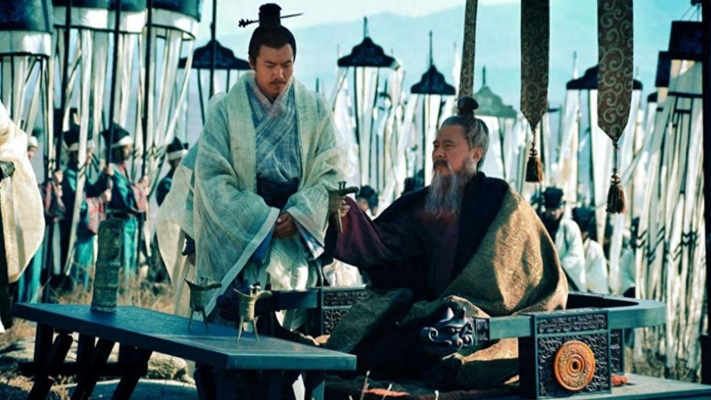 刘备得卧龙凤雏为何不能一统天下？你看看庞统临死之前说了什么。 “卧龙凤雏，得