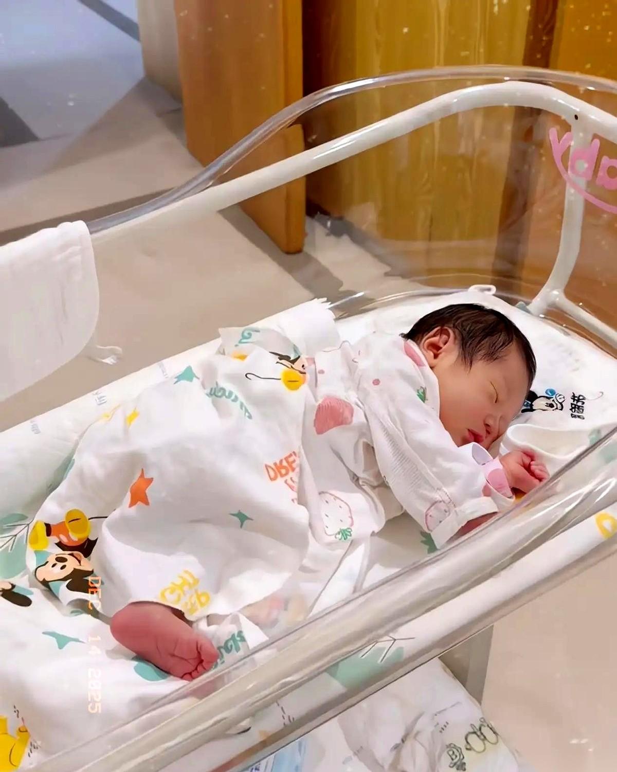 又听说要发钱了，鼓励咱们生孩子。我真的，有点想笑。是觉得我们这代人，脑子不好