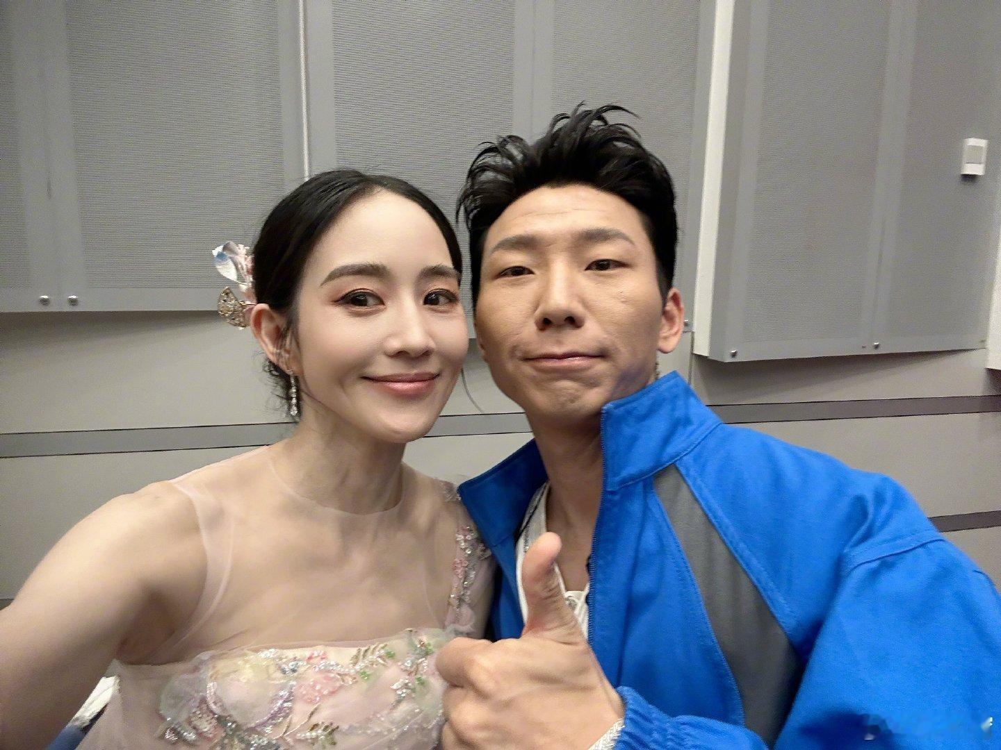 张钧甯春晚后台合照张钧甯晒了好多春晚后台合照，首登春晚超常发挥的女神