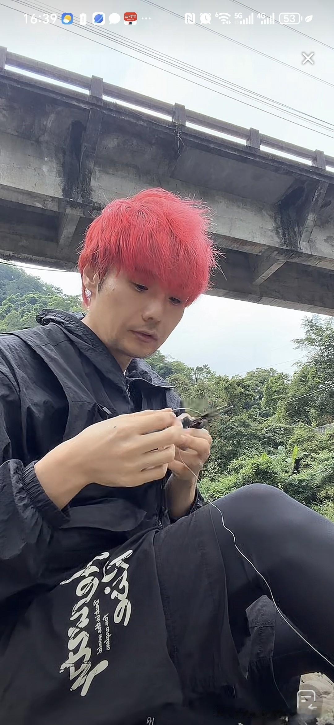 刚才刷到一个钓鱼的直播，染一头红发，以为是李荣浩，结果点进去一看真的是他，直播间