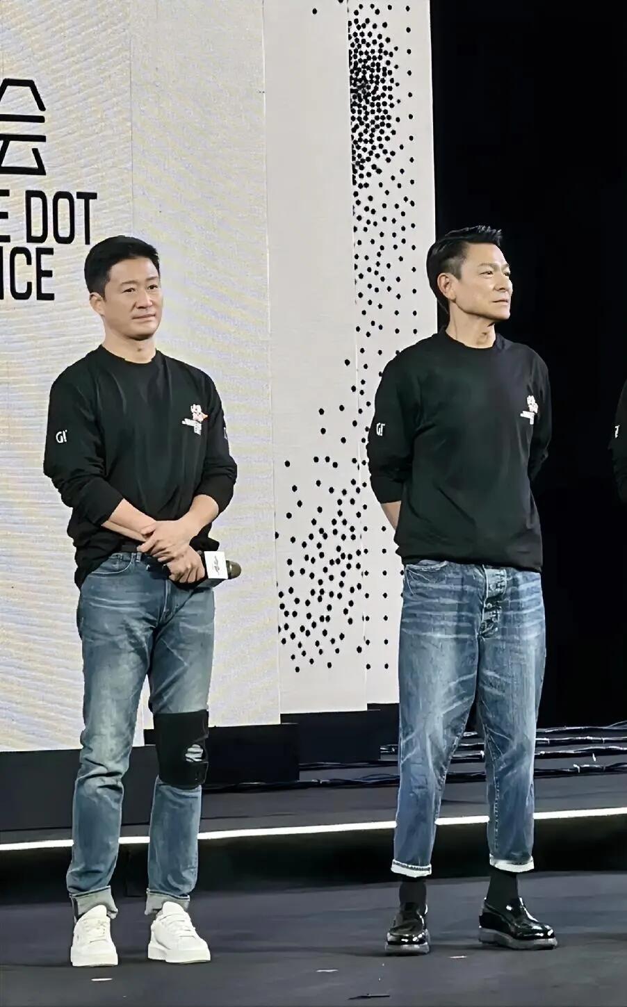他们两个的同台，我才发现原来刘德华是真正帅气的男演员，身高也在线，比吴京高一点点，有男人味，更加耐看