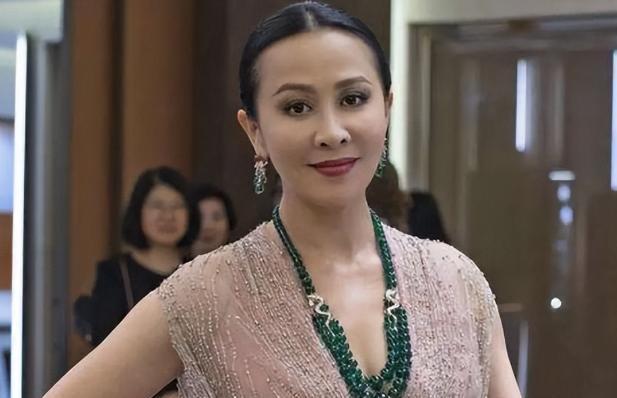 舒淇在刘嘉玲家里打麻将，期间没忍住，中间没忍住去了趟厕所，刘嘉玲看到后，当下脸就