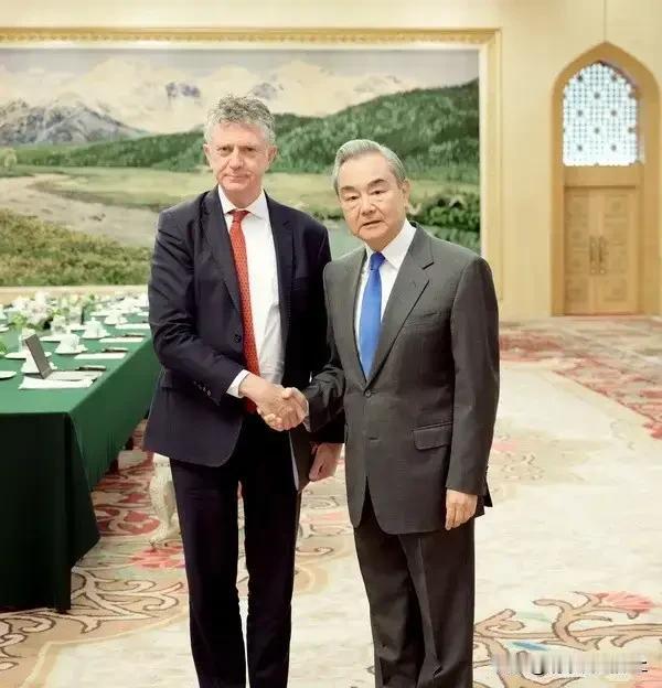 访华前，斯塔默主动自我批评！英国工党首相斯塔默在伦敦的金融城的市长晚宴上，承