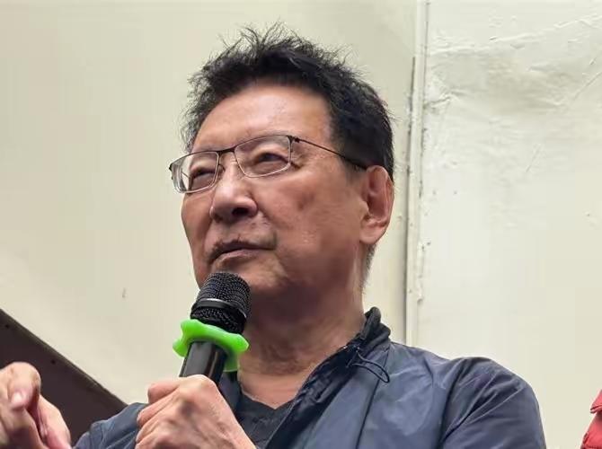 今天刚看一则报导，台大教授苑举正公开呼吁，不要把统一寄望于1949年迁台后代身上