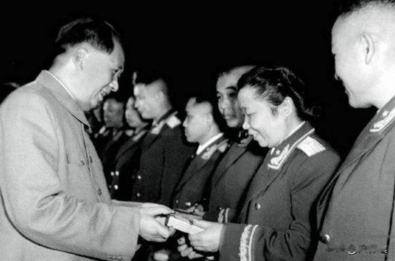 这是1955年，伟大领袖毛主席为我国当时唯一的女将军李贞授衔，55年的开国少将。