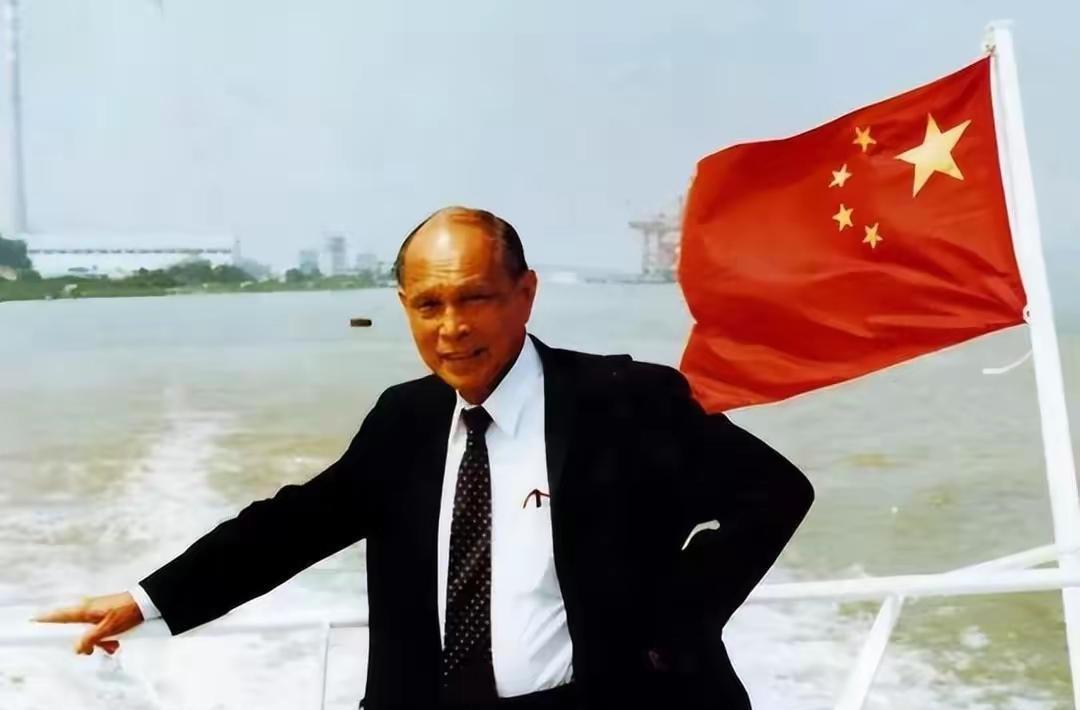 1950年，霍英东去澳门追查遭劫物资，可他刚到澳门码头就被海盗用枪顶头:“再嚷嚷