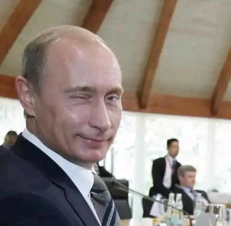 普京是个调皮的大暖男，硬汉也有柔软的一面。他贴心的给默克尔披上披肩；这还不算