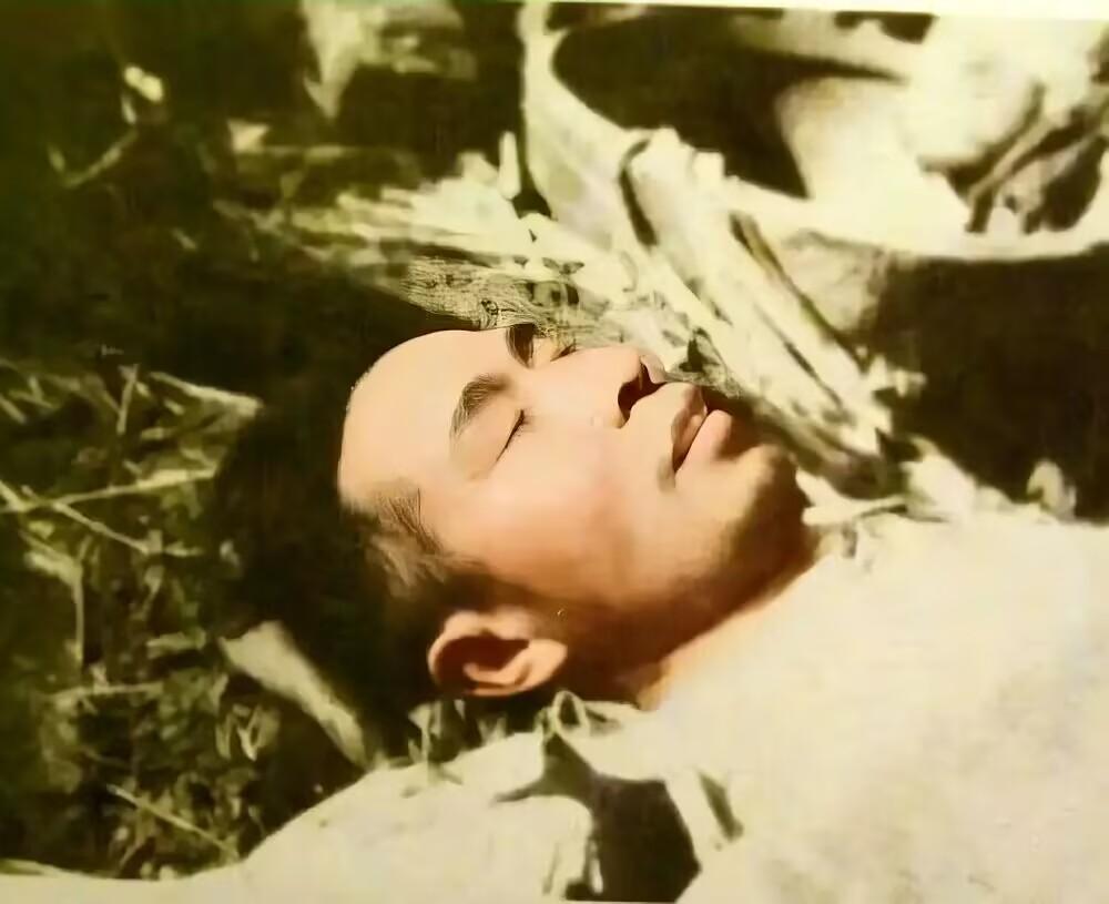 1948年，淮海战役期间，当我解放军部队进攻到村庄，冲到国军第十四军的掩蔽部附近