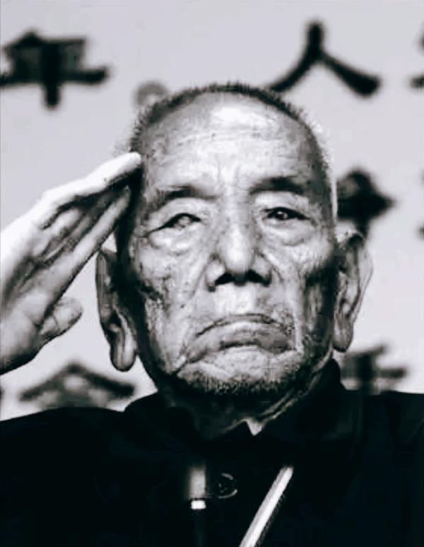 哭声混着硝烟味，压得人喘不过气。团长的吼声突然炸开来：“从现在起，看到鬼子，