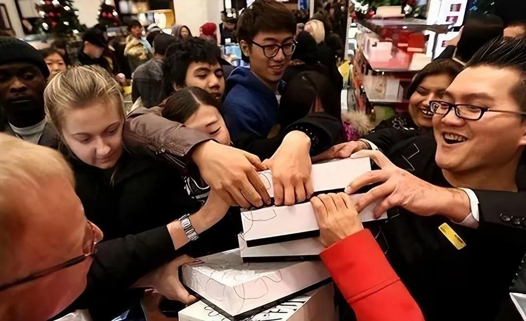 外国游客在中国买！买！买！现在“外国游客组团来中国扫货”的话题超火，“中国购