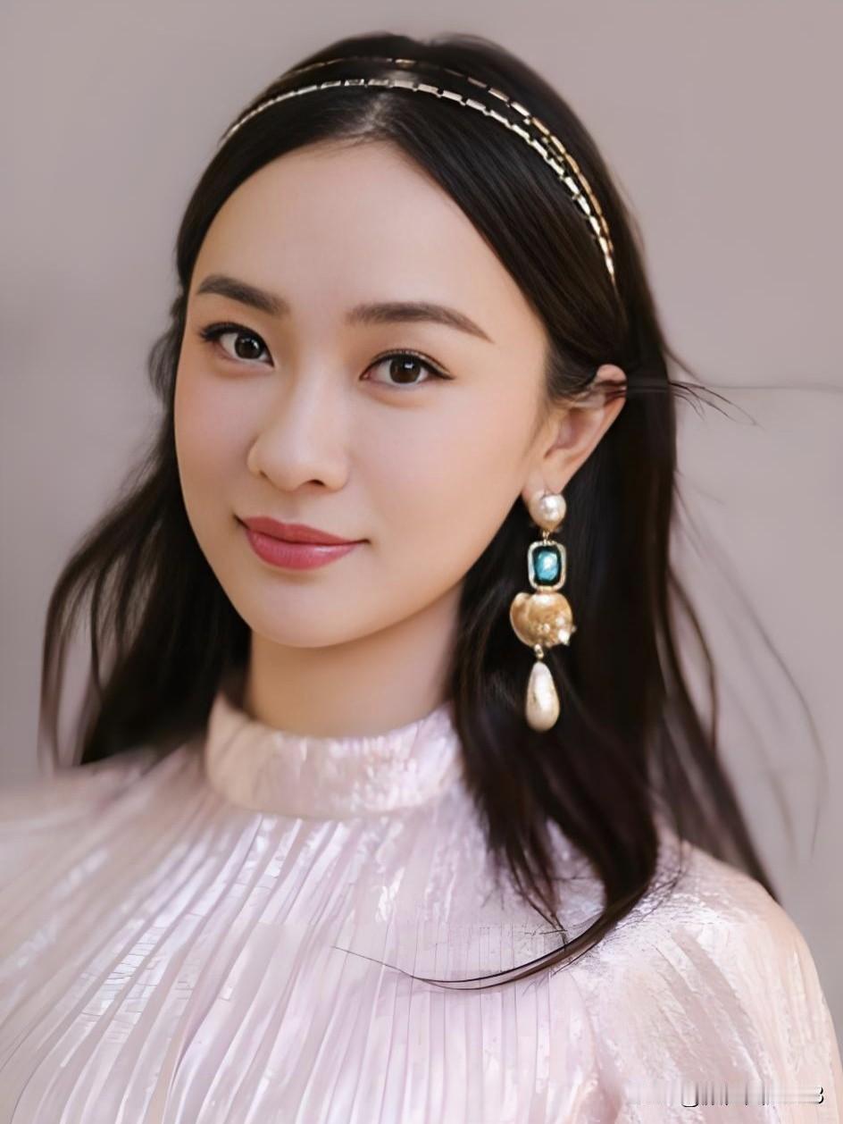 霍思燕，眼眸如星，笑靥如花。从《贫嘴张大民》到《欢天喜地七仙女》，她用灵动演技诠