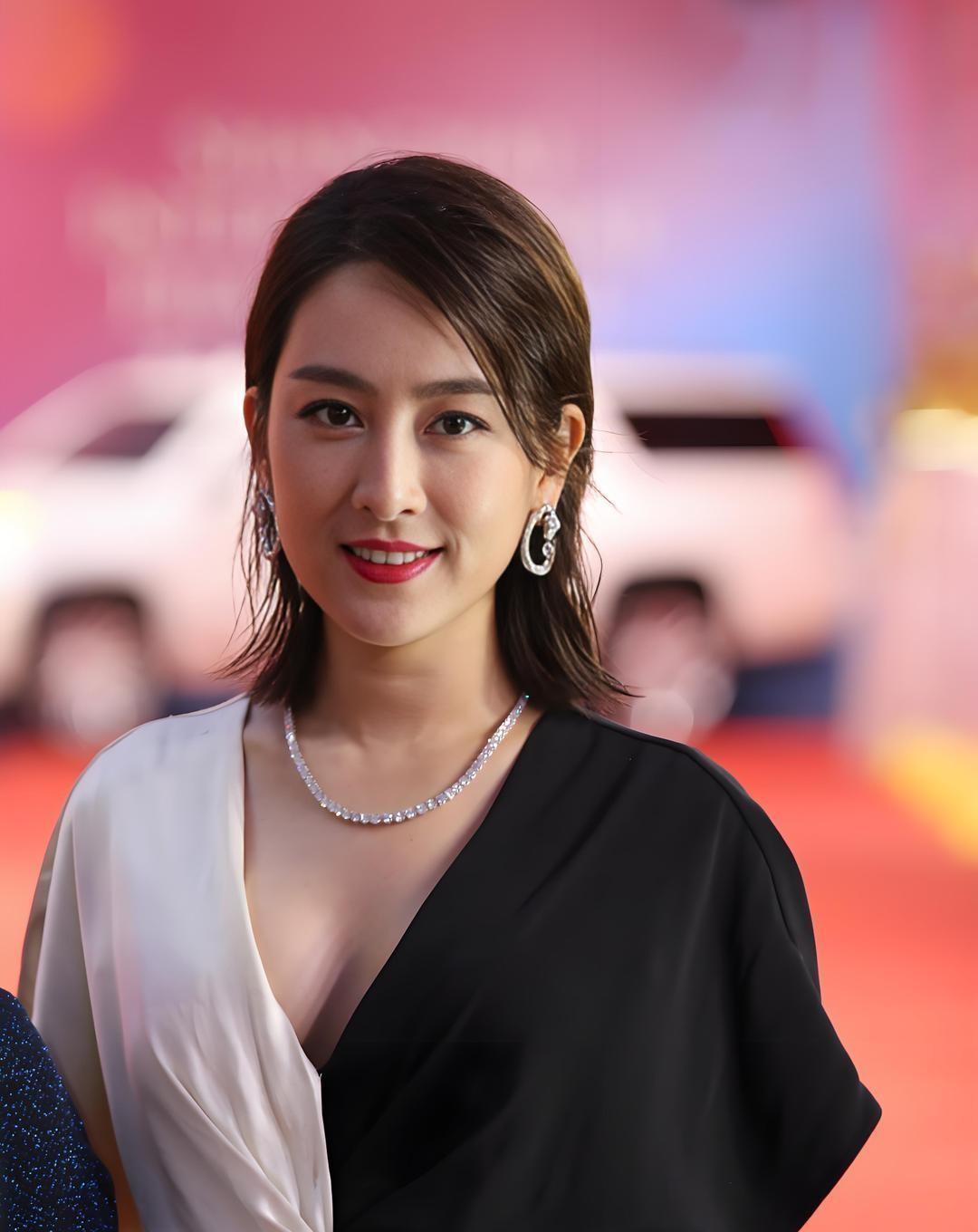 马苏穿高定走米兰，没靠热搜，没靠绯闻，就靠一套衣服说清了什么叫真自信。领口改