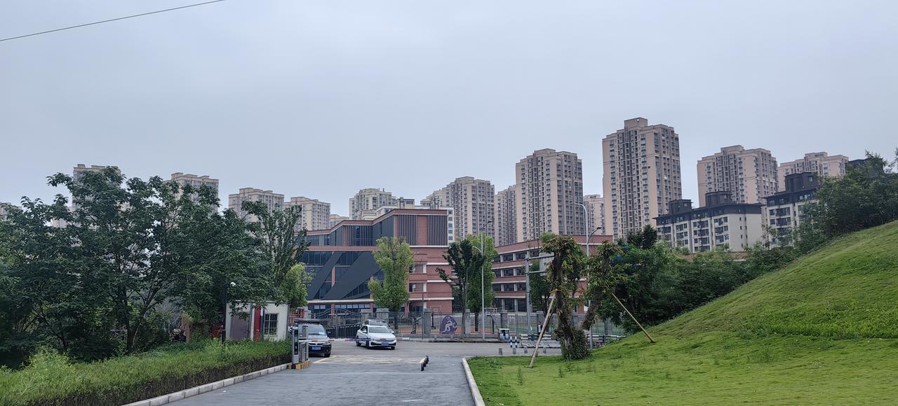 [吃瓜]原来，李雪芮运动学校和李雪芮全民健身中心只是“一路之隔”，但貌似不是