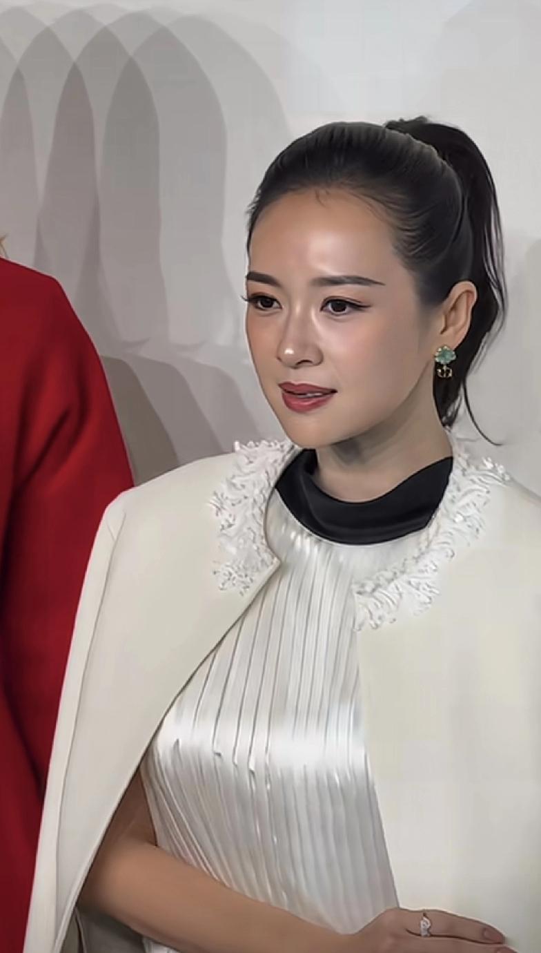 章子怡最近亮相好年轻呀，脸部特别饱满，好像真的回到20岁一样。除了颈部的纹路，其