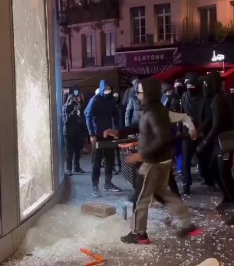 法国骚乱视频带火中国玻璃制造商：暴徒猛砸LV橱窗未破据英国《金融时报》报道，事件发生于10月17日