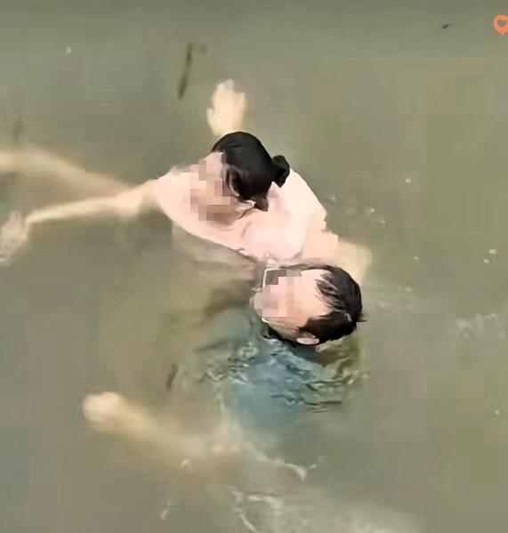 河北大哥救人救到差点“社死”，好心下河救人，裤衩被水冲走，救上来人反被扇耳光骂无