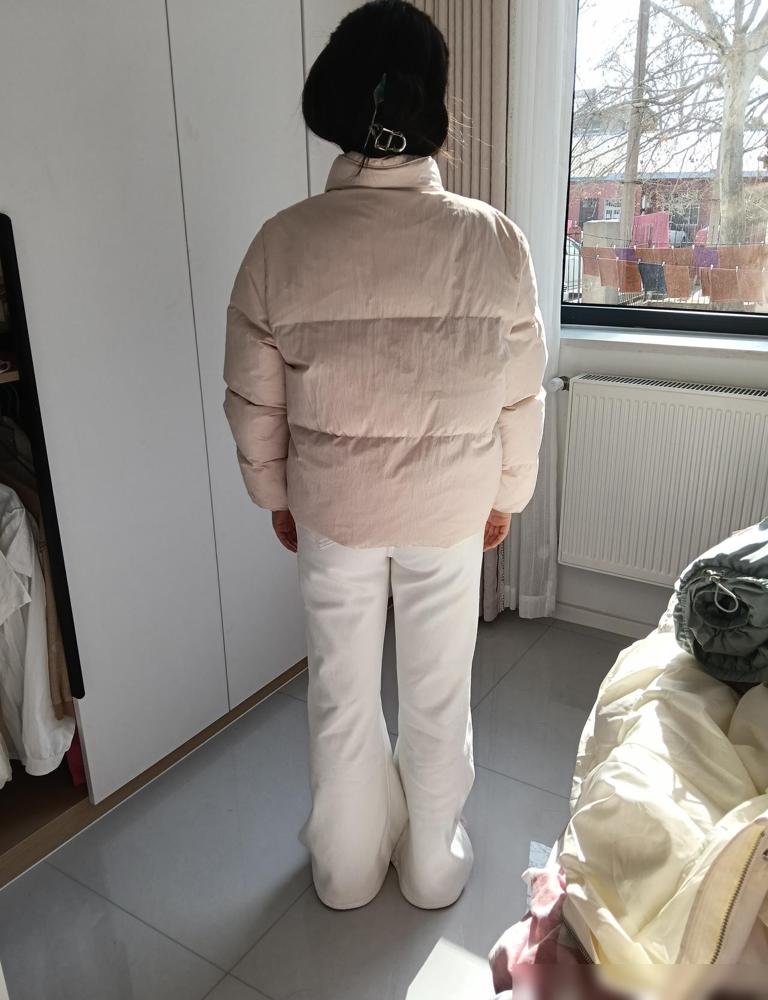 别信“耐脏”的鬼话。51岁，我冬天只穿白羽绒服。一件995元的白羽绒服，我能穿一