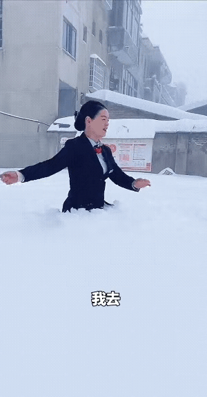 雪是真雪，车也是真车，人更是真人，只是雪地的女子是跪着走的。不过，雪下得这么厚