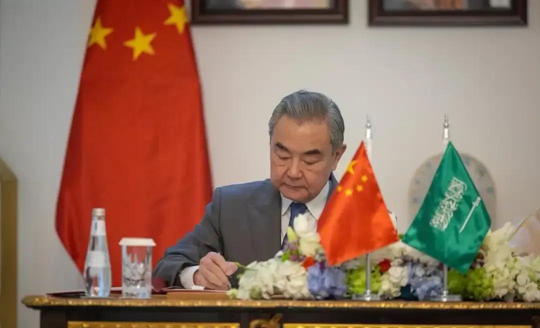 当地时间12月14日，利雅得传来一个不小的信号，中国和沙特正式签署互免外交、公务