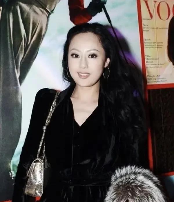 章小蕙貌似独立很晚，工作起点很晚，但她从来没有说是为什么？比如她为什么一开始做