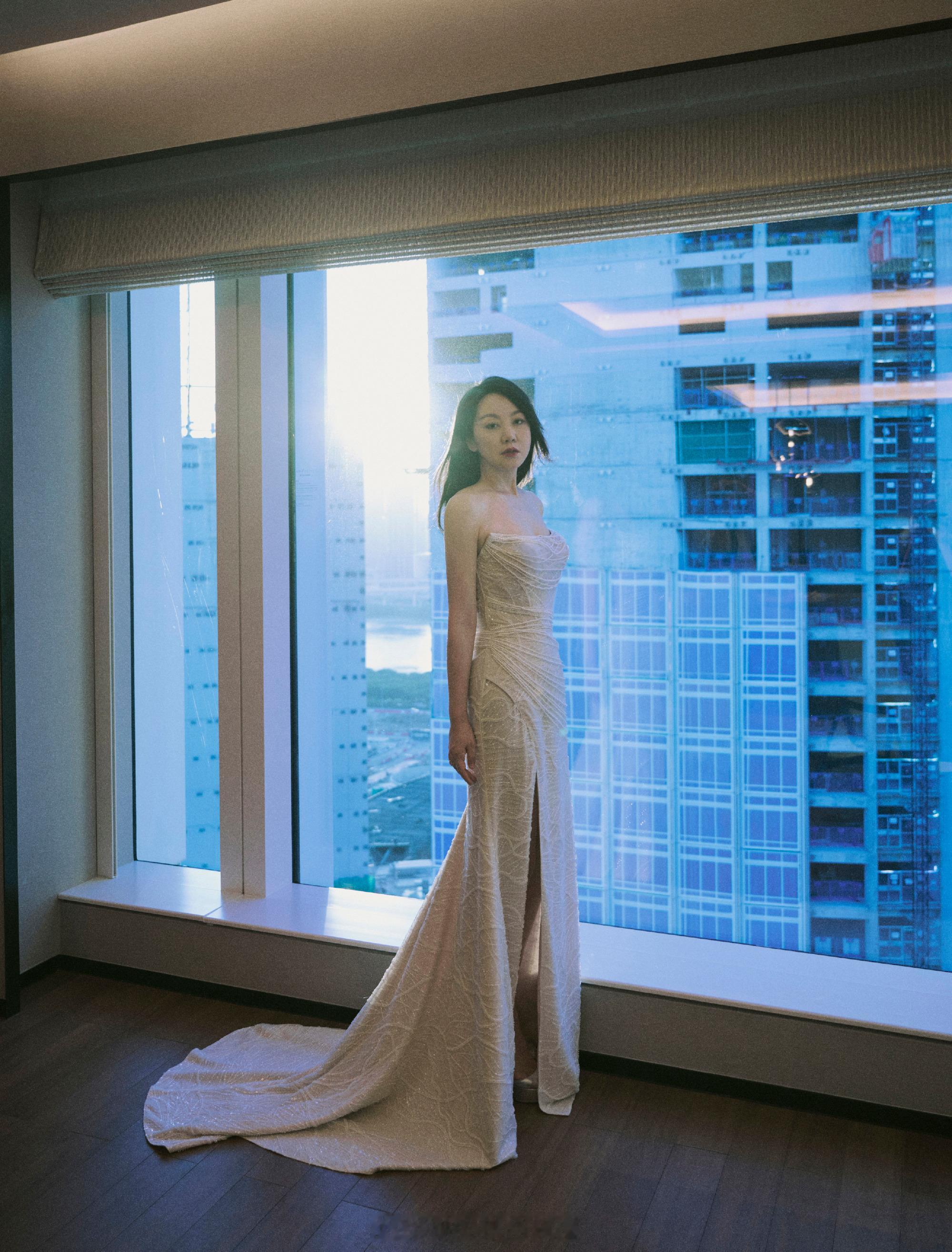 闫妮抹胸白裙勾勒曼妙曲线