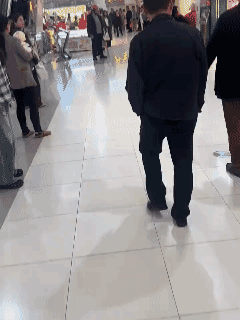 昨天，厦门的一个商场内出现比较荒唐的闹剧，一女子坐在化妆品柜台前，用英语声称自己