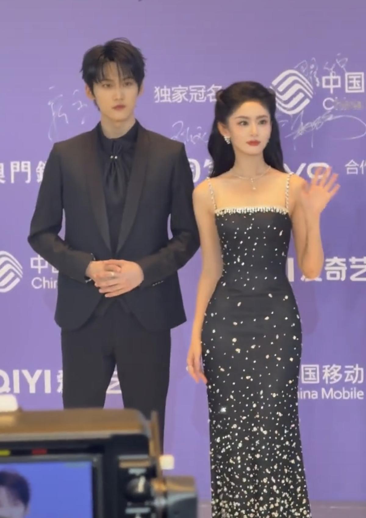 看一眼，挺漂亮！挪开眼，长啥样来着？再看再看，甭管男的女的，记不住[无奈吐舌]太精