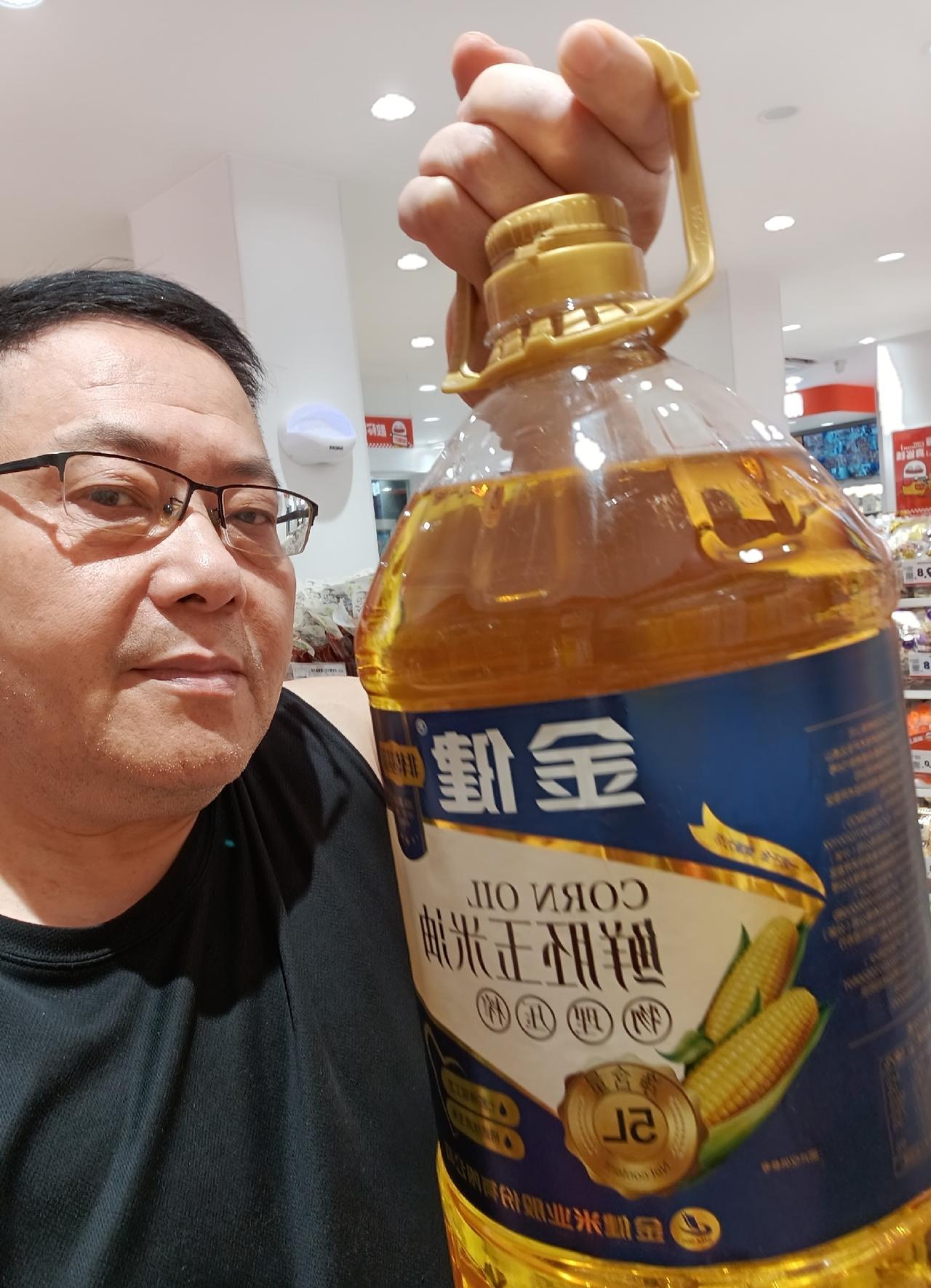 昨天下午7点钟去彩票店，把昨天的足球竞赛的奖兑了出来。纯利润赚了54.6元，