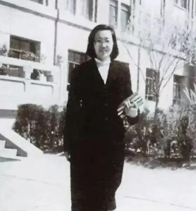 1960年，北大才女王承书狠心抛弃丈夫和孩子，从此音信全无。17年，当看到满头白