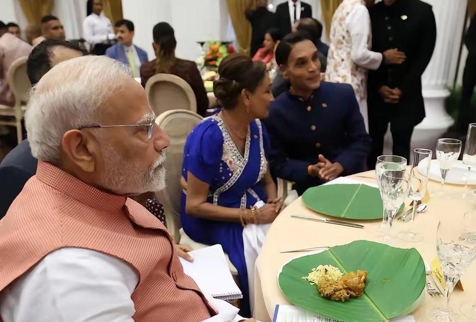 真的“心疼”俄罗斯普京大帝，看看印度“三哥”家的国宴，没有勺子那样的餐具，餐具就