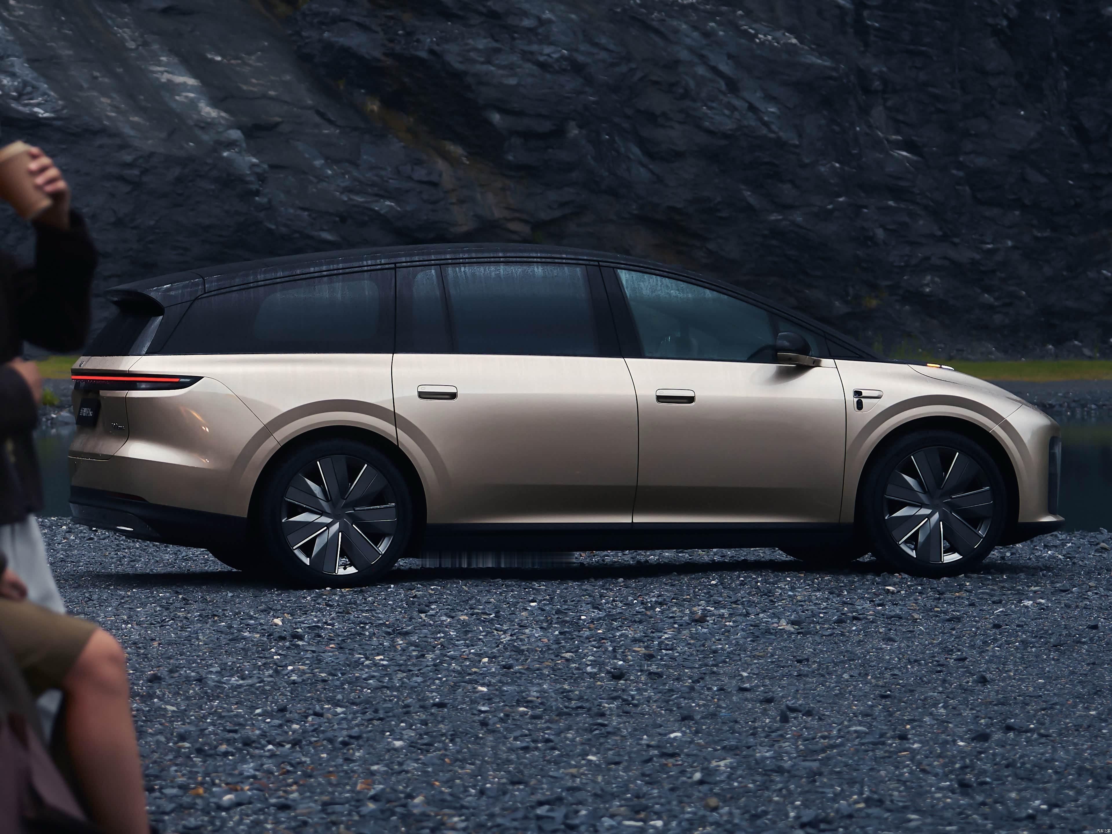 理想i92026年9月上市，定位旗舰纯电六座SUV。车身尺寸5225mm×1970mm×1752mm