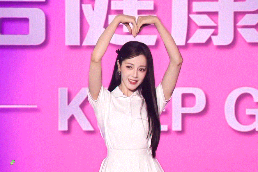 你好，学姐！👋迪丽热巴镜头签上新​​​