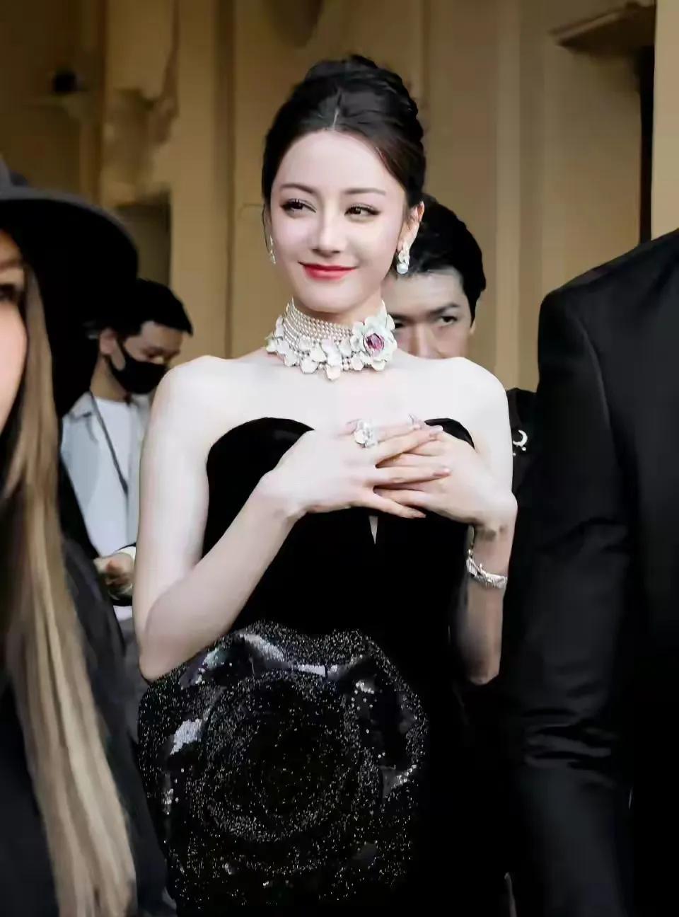 迪丽热巴好久没有露面了，这次出来真是让人眼前一亮！好多人都以为她穿的礼服有点太