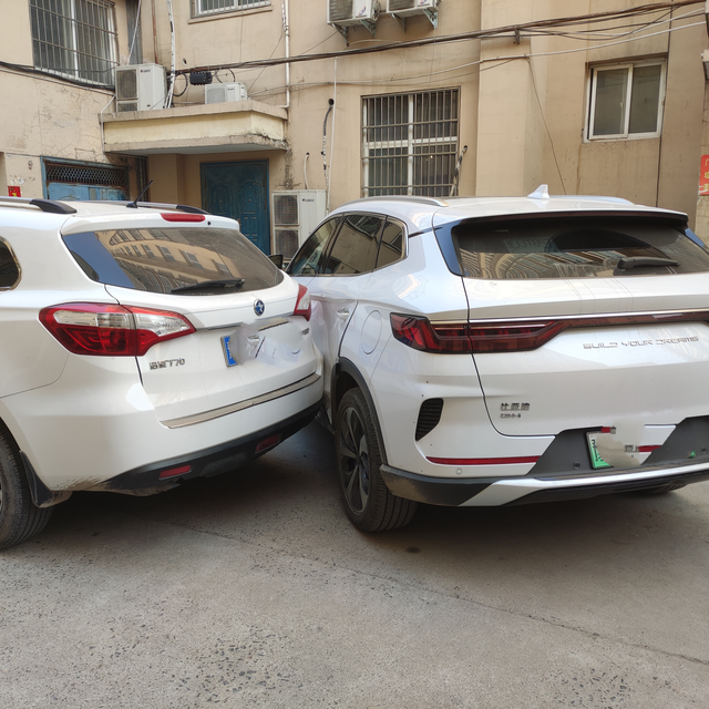 让人羞愧难当啊提车5天，在小区里停着，别人倒车就撞成这样，对方日产启辰，毫发无