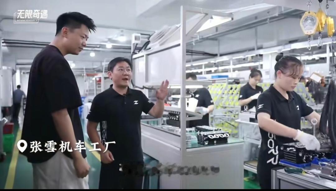 我是真佩服张雪，他欠了一屁股车竟然也不着急。他老是在外说自己新建的工厂年产会达到