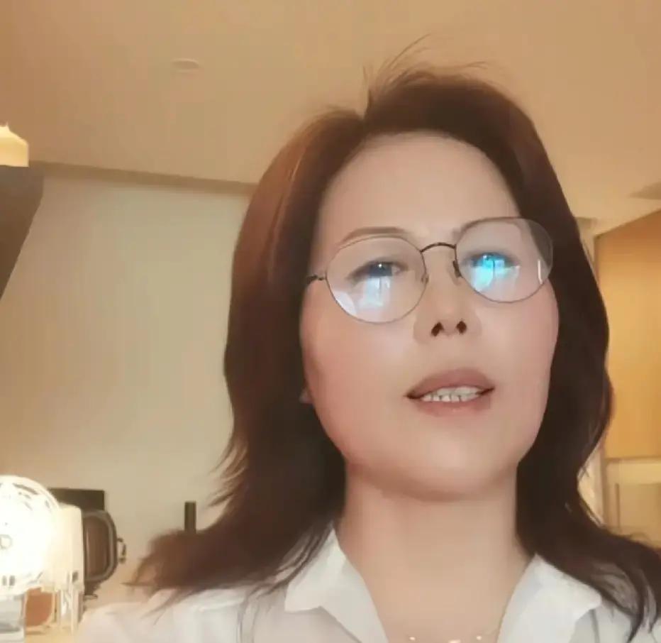 小杨阿姨在老板家带娃六年，箖箖玥儿粘她比亲妈还紧。她干活麻利，地板能照出人影，