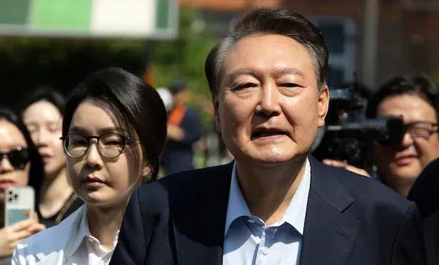 韩国金建希特检组31日宣布，法院针对前总统尹锡悦签发的逮捕令，将于8月1日上午9