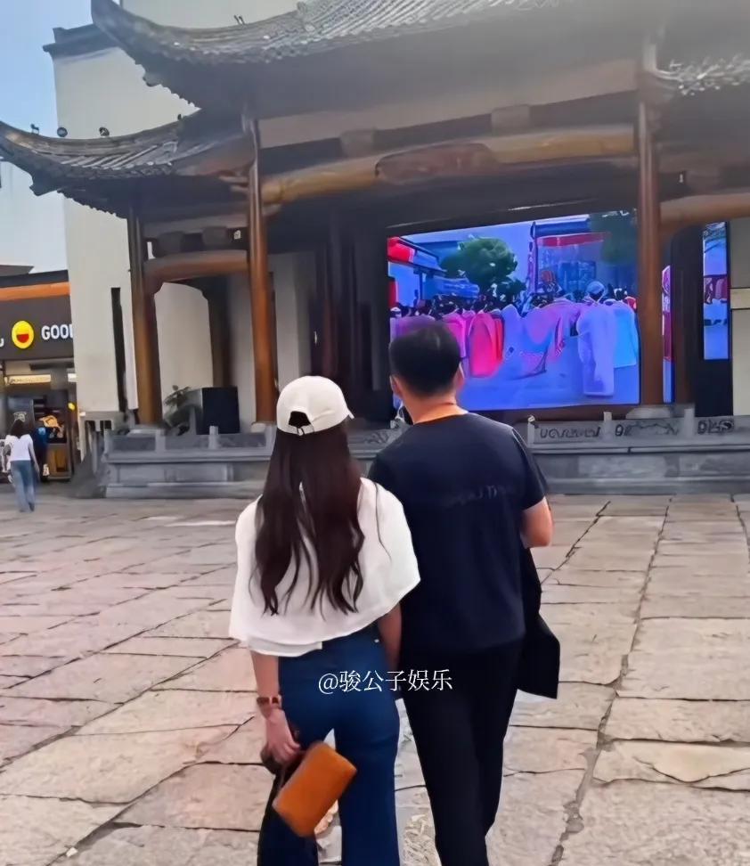 汪小菲和马筱梅最近一同游览了安徽屯溪老街，被路人捕捉到两人十分恩爱的画面。他们全