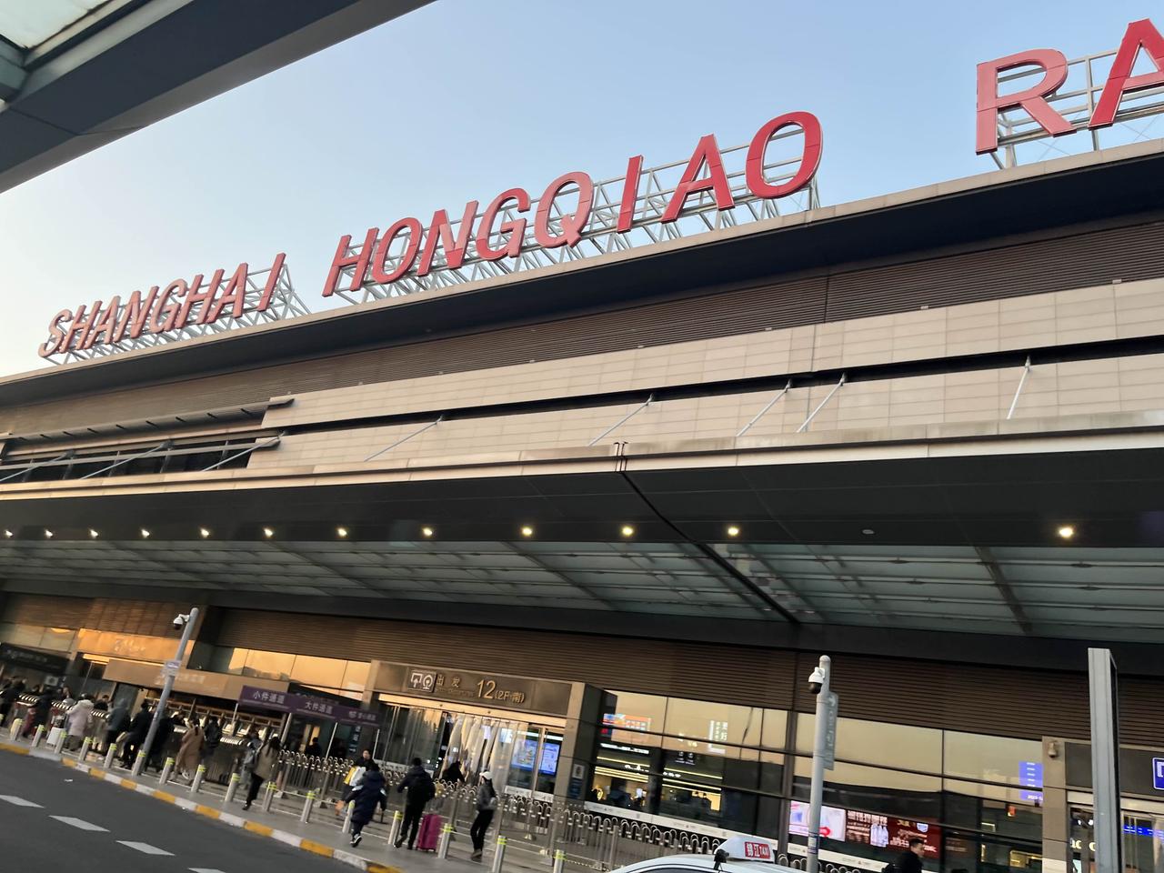 【琅河财经】跟比较年轻的同事聊房地产。我：你觉得人得有多少钱才会买1000万的