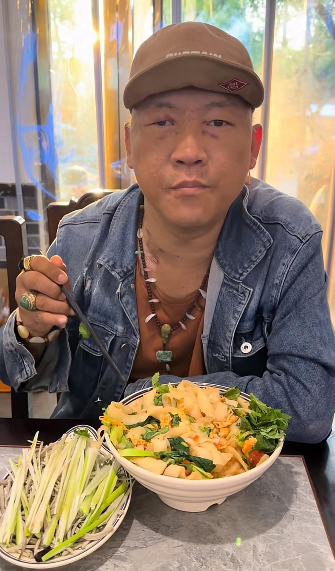 大米师傅身体恢复的差不多了，大碗宽面也吃上了，外加一盘凉菜，没点最爱吃的酱牛肉应