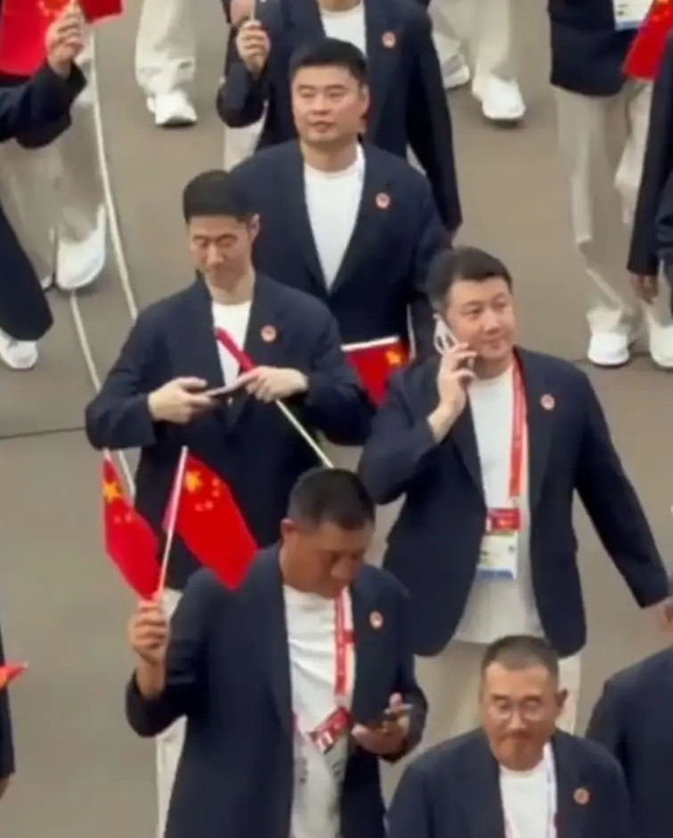 王励勤代表国乒参加开幕式，挺帅[赞]亚运会开幕式上，没有见到国乒的王楚钦，孙颖莎，王曼昱他们。因为，