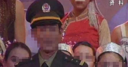 1992年，一缉毒警官露脸参加颁奖仪式。导致他的缉毒警察身份被发现，毒贩为了报复