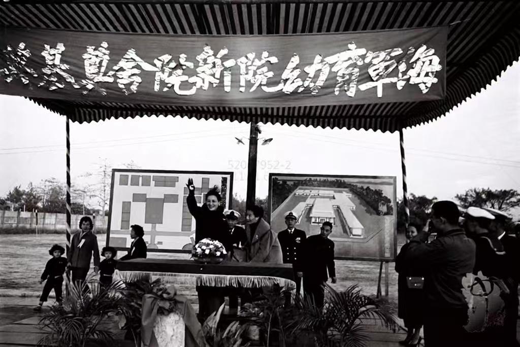 大家认得出这是哪位女士不？照片应该摄于1960年代！历史人物